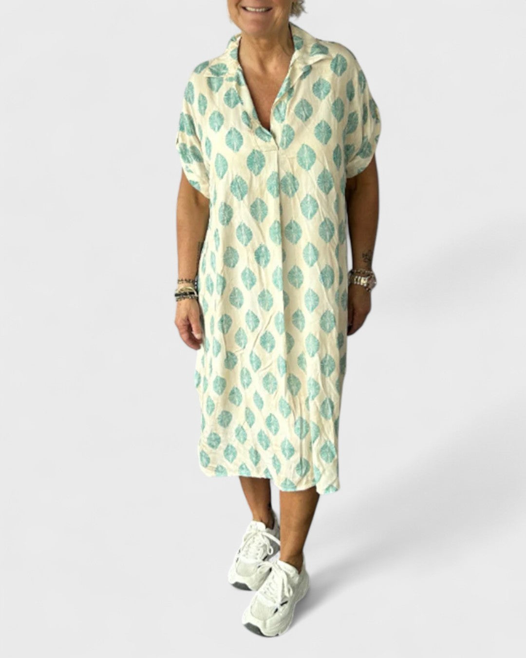 Robe élégante avec col en V