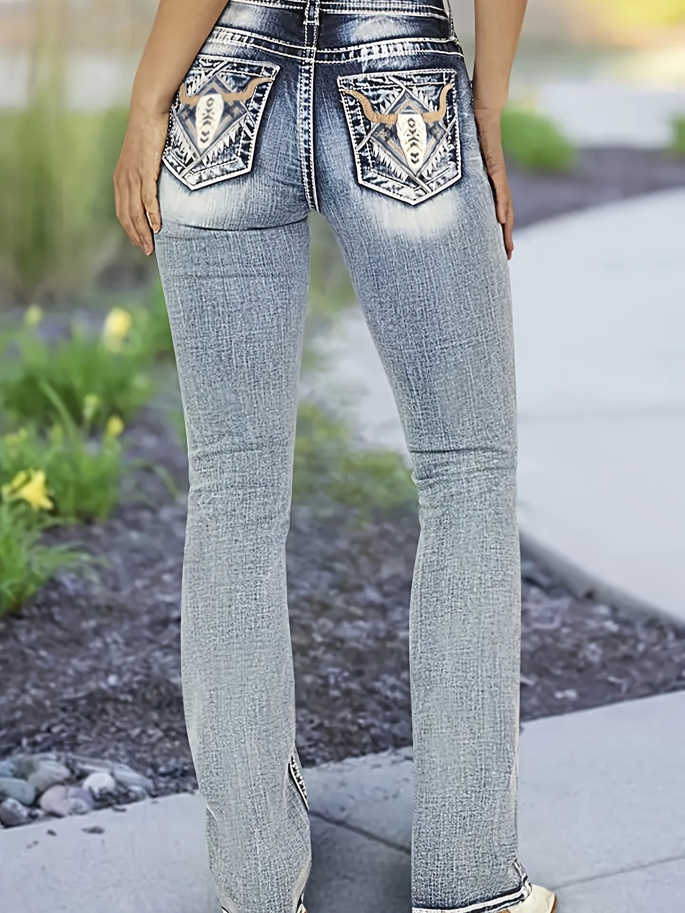 Jean Bootcut Bleu Délavé avec Broderie Tête de Taureau pour Femmes