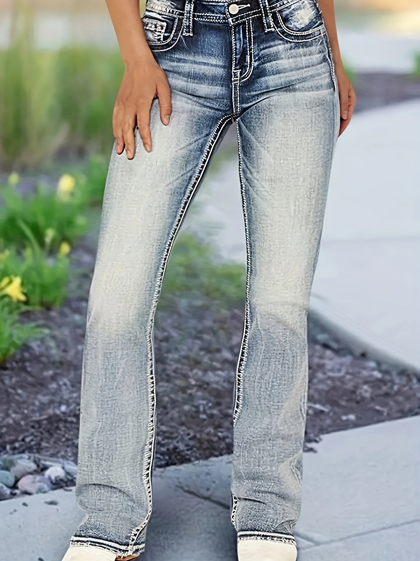 Jean Bootcut Bleu Délavé avec Broderie Tête de Taureau pour Femmes