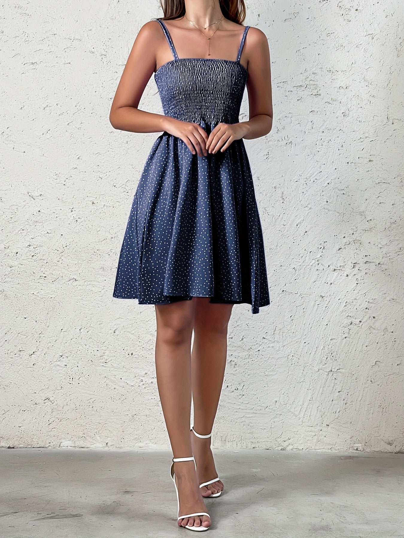 Robe à pois smockée et bretelles fines