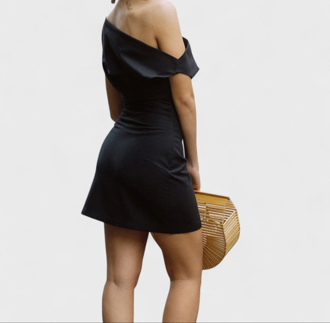 Robe courte asymétrique à col et épaules dénudées