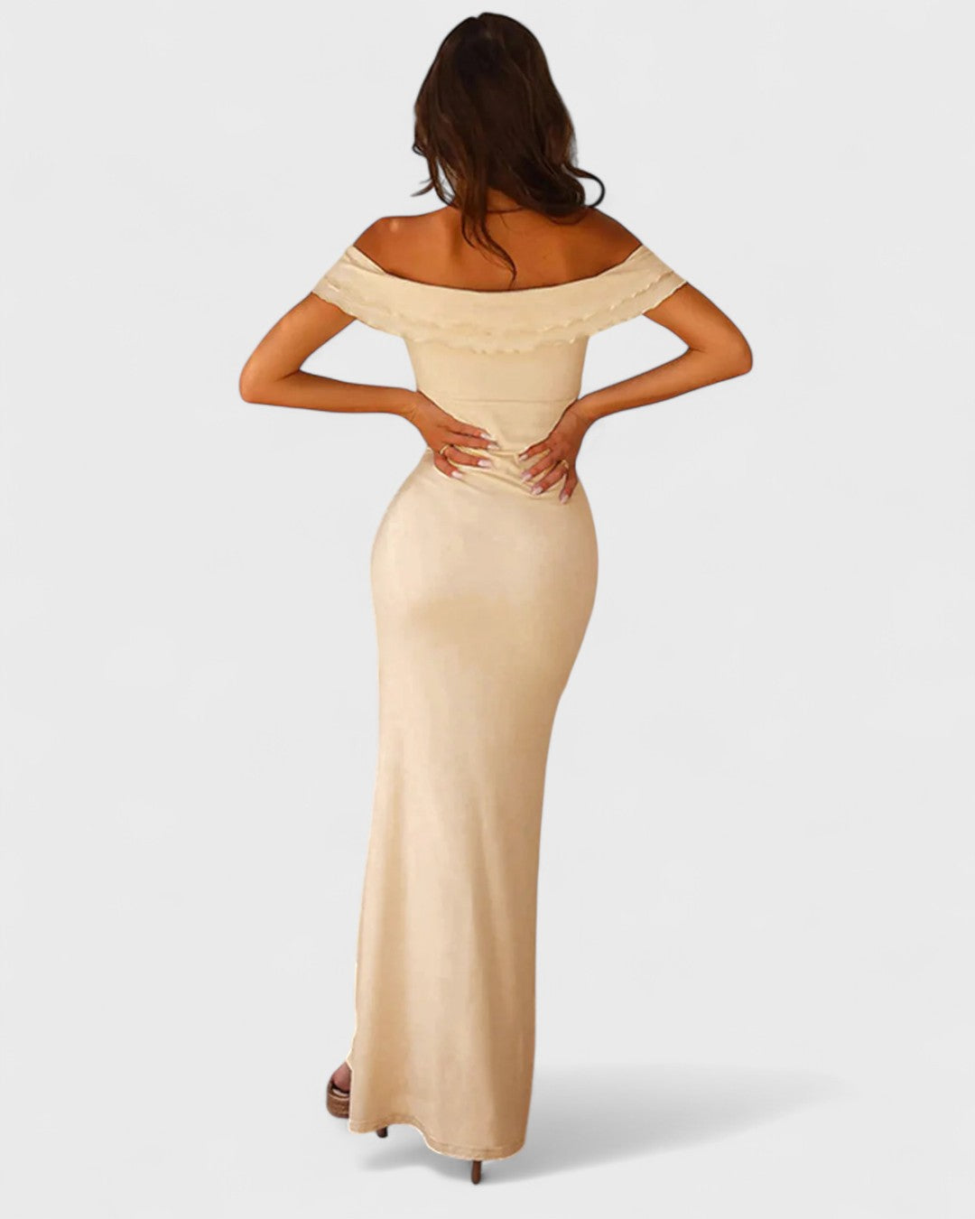 Robe en satin à épaules dénudées et volants
