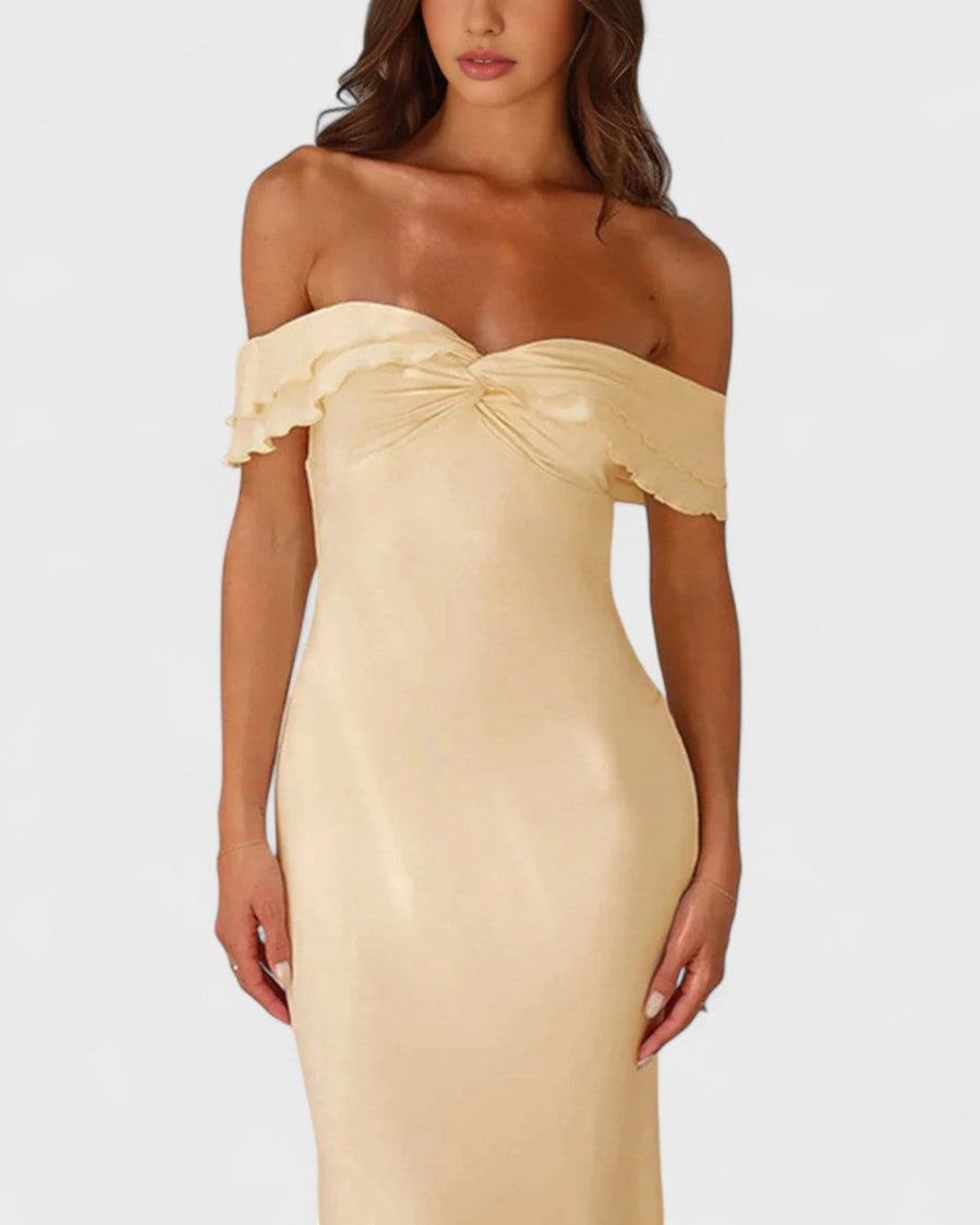Robe en satin à épaules dénudées et volants