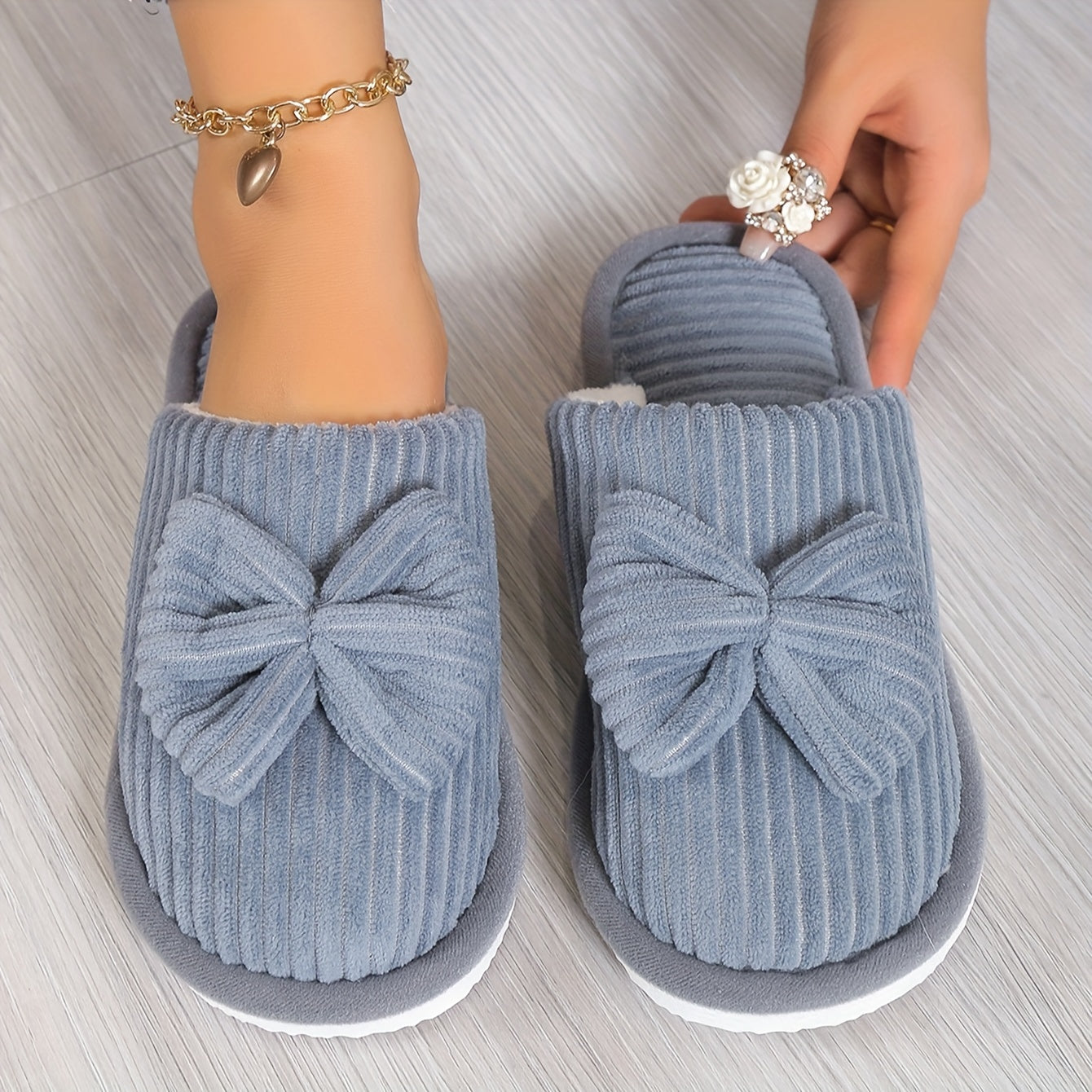 Chaussons pelucheux pour femmes avec nœud papillon et semelle souple