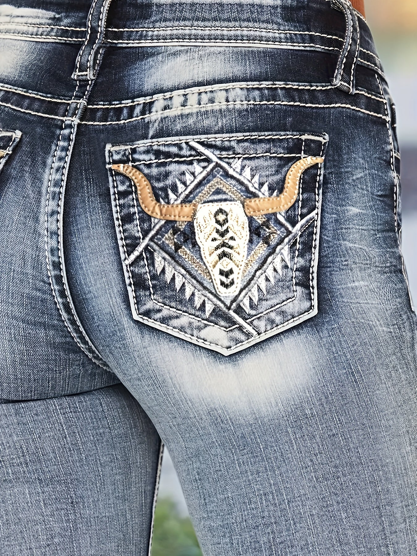 Jean Bootcut Bleu Délavé avec Broderie Tête de Taureau pour Femmes
