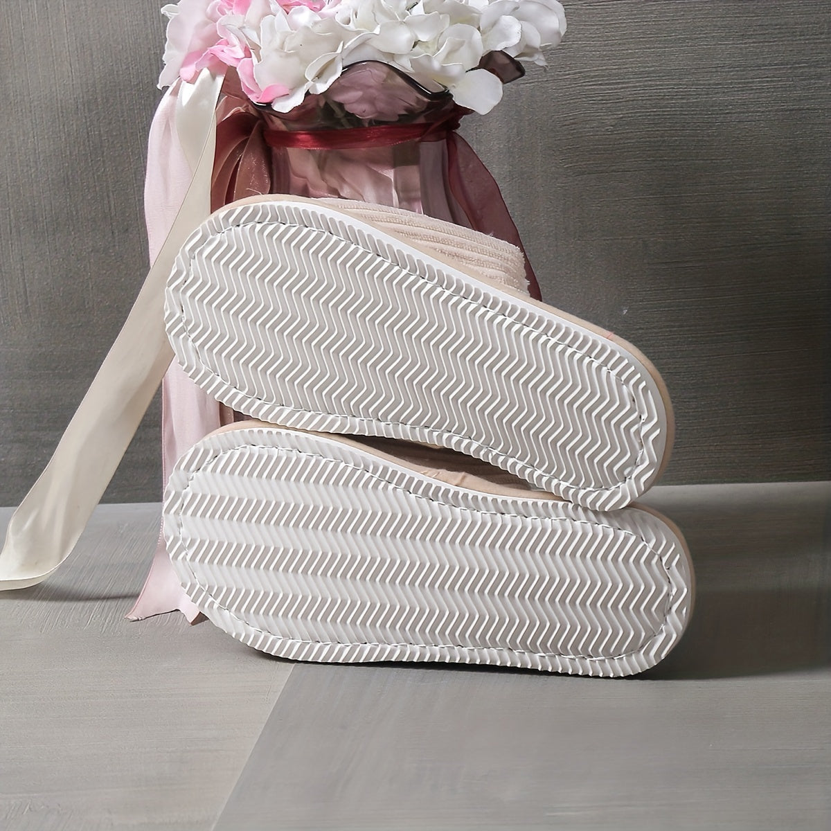 Chaussons pelucheux pour femmes avec nœud papillon et semelle souple