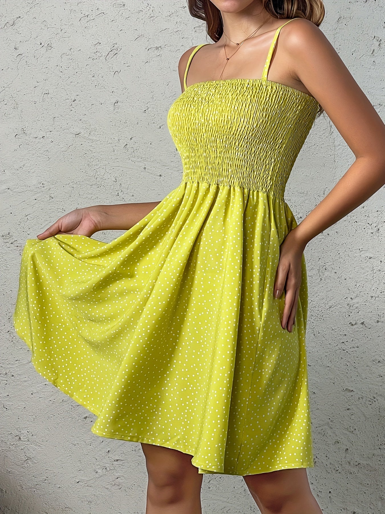 Robe à pois smockée et bretelles fines