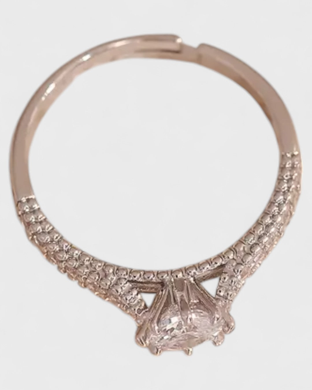 Bague élégante sertie de zircon étincelant