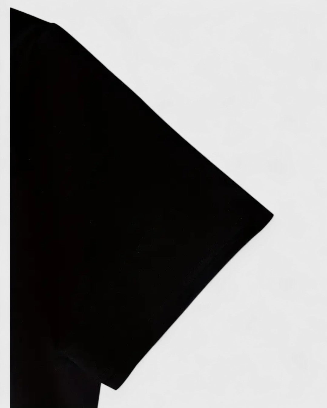 Blouse noire à col en V et rayures