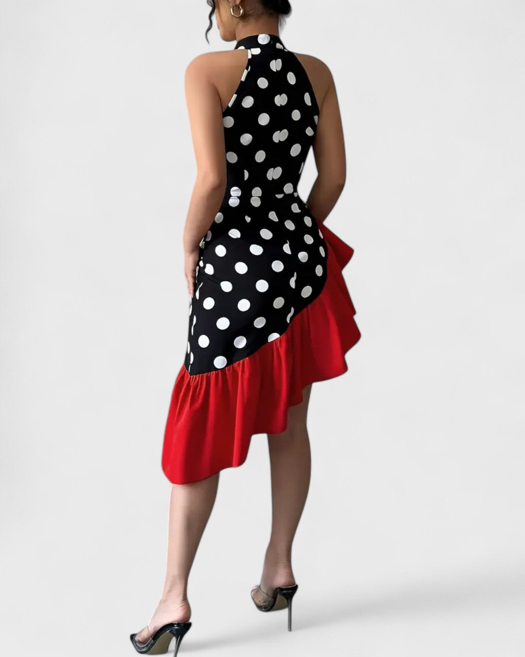 Robe noire à pois blancs et volant rouge asymétrique