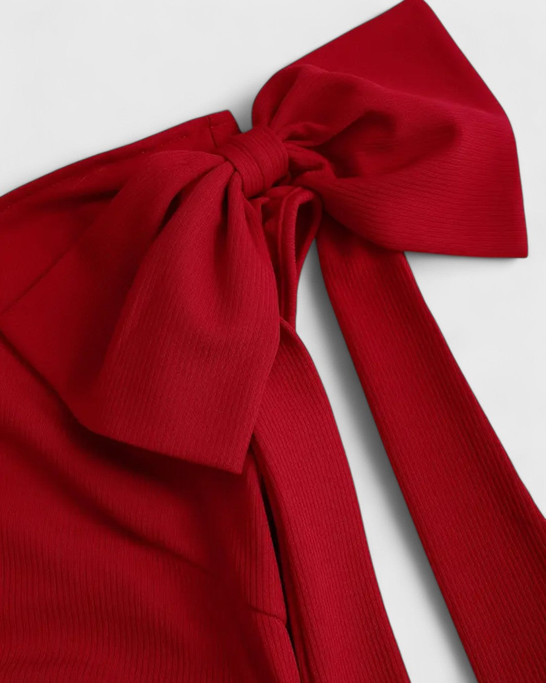 Robe courte asymétrique à nœud et taille froncée