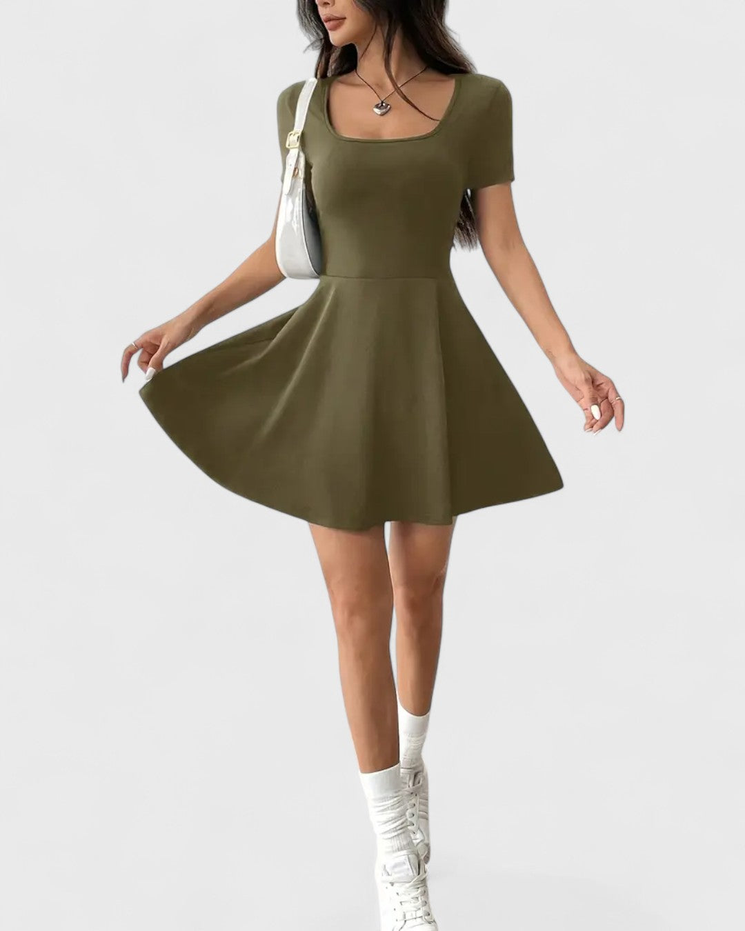 Robe patineuse col carré