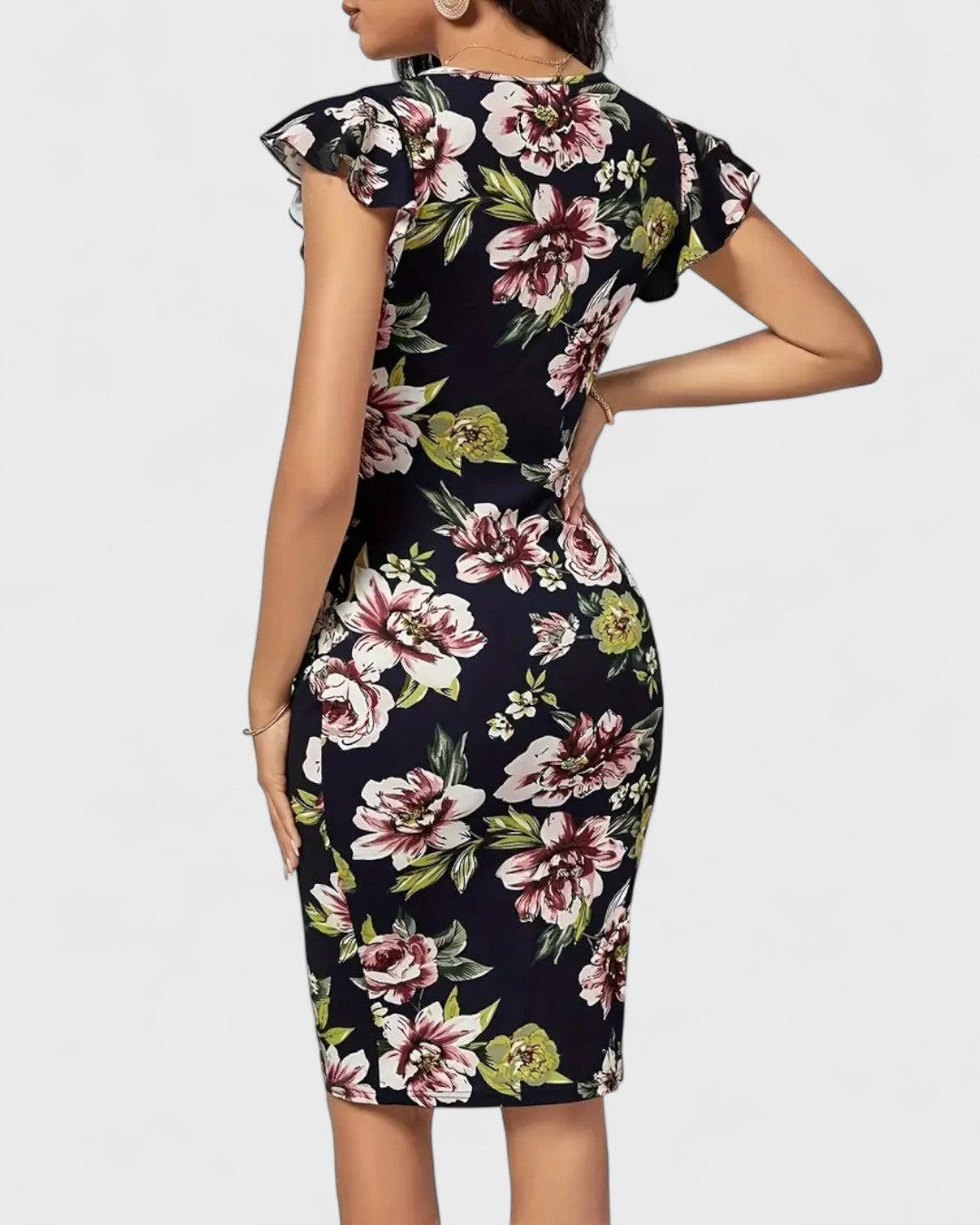 Robe moulante à fleurs et manches à volants