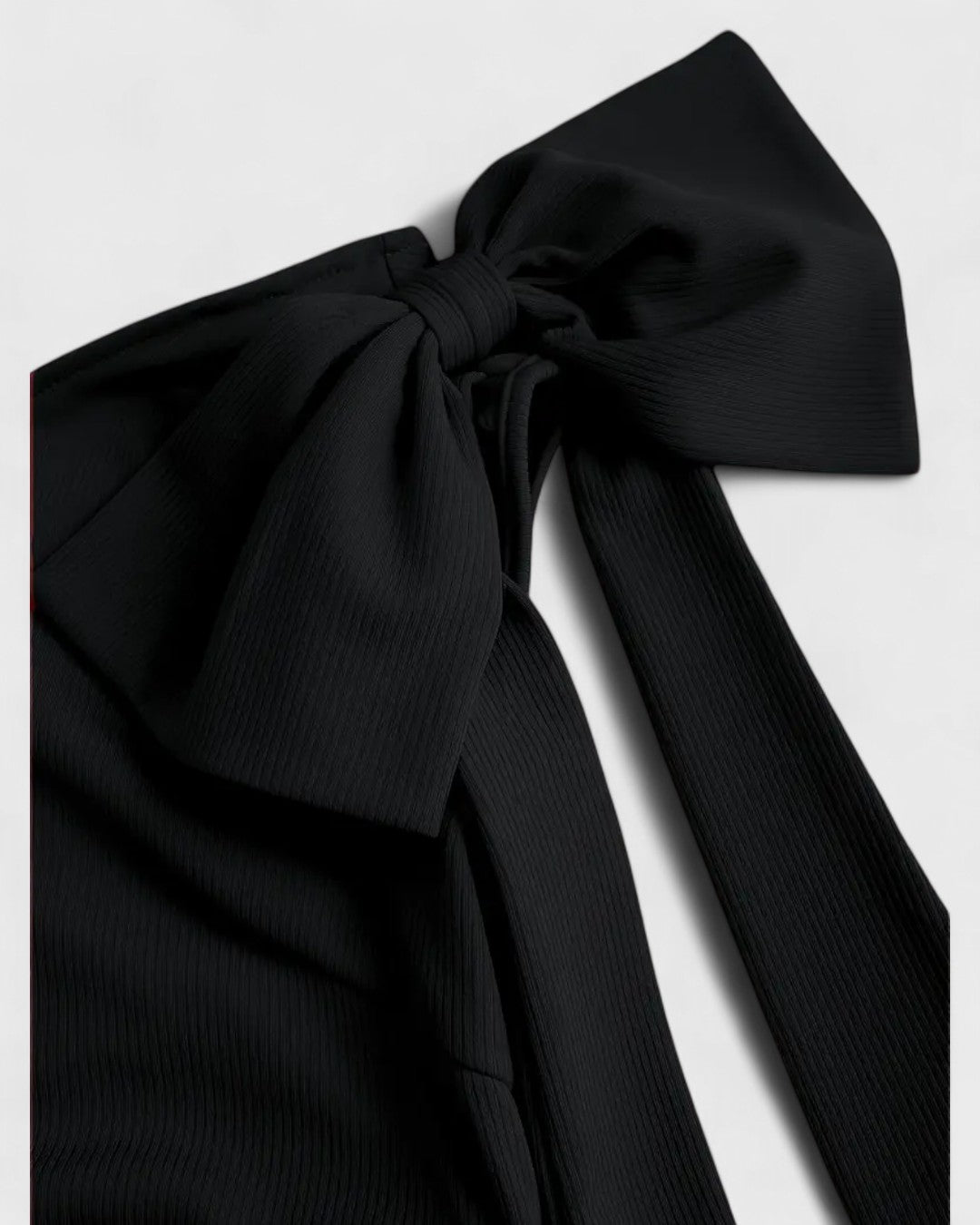 Robe courte asymétrique à nœud et taille froncée