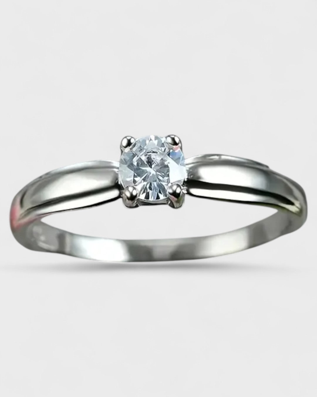 Bague solitaire à 4 griffes avec zircon rond
