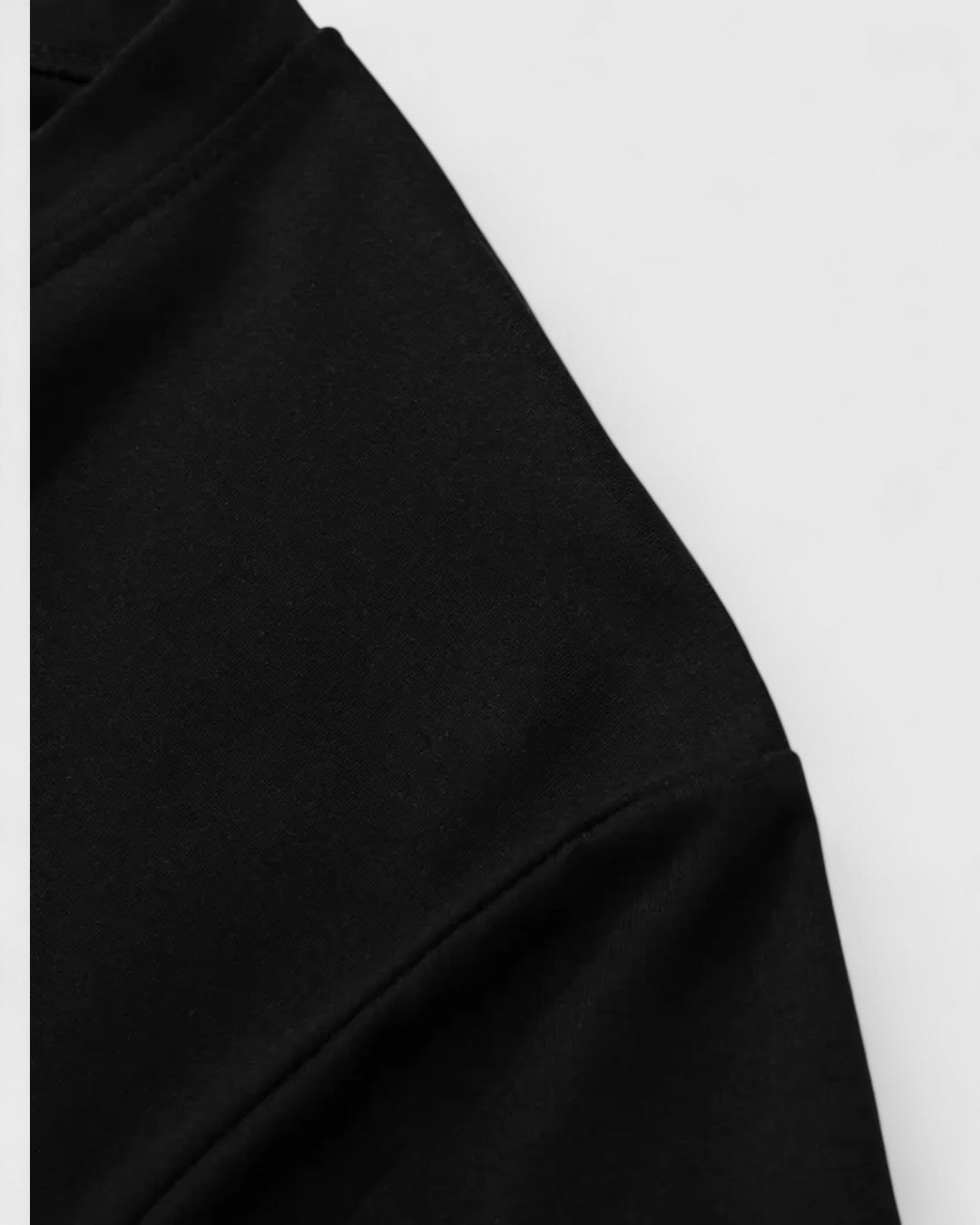 T-shirt noir à détails blancs