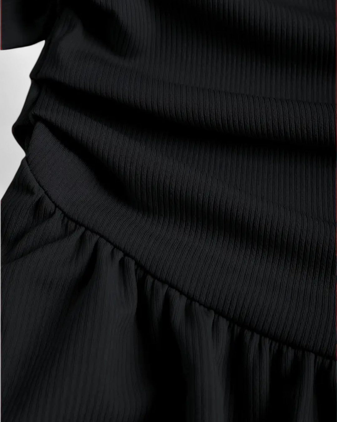 Robe courte asymétrique à nœud et taille froncée