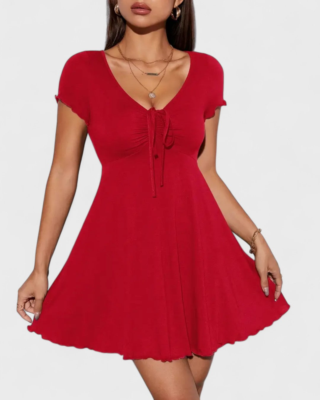 Robe courte froncée à col rond et manches volantées