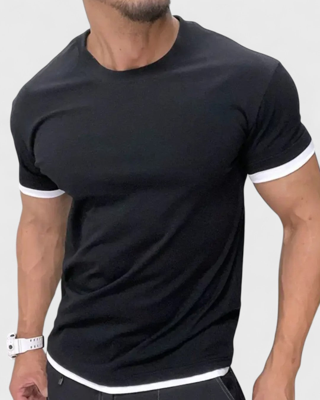 T-shirt noir à détails blancs