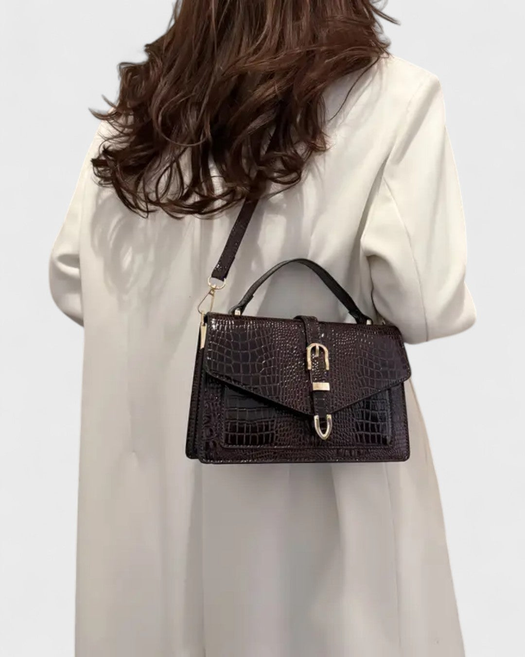 Sac à bandoulière effet crocodile avec boucle métallique