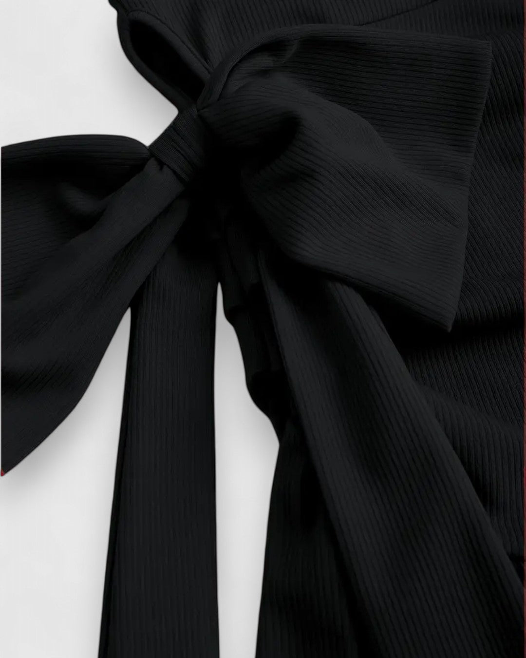 Robe courte asymétrique à nœud et taille froncée