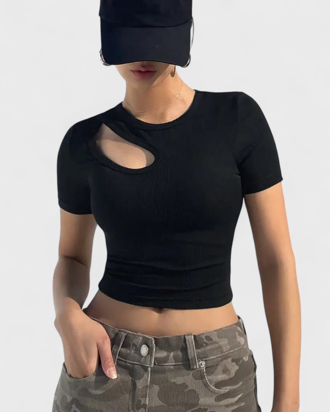 T-shirt noir à découpe épaule et coupe cintrée