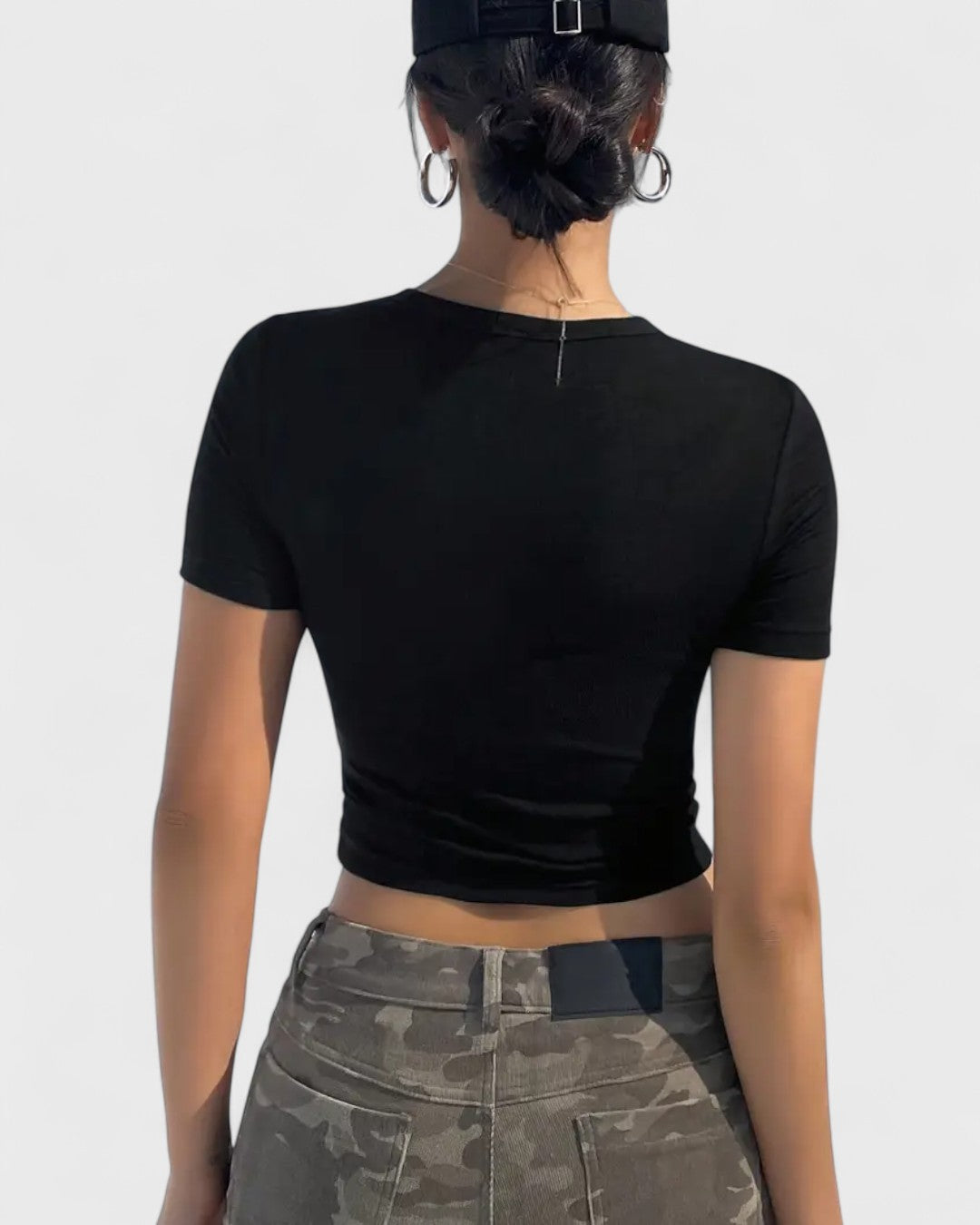 T-shirt noir à découpe épaule et coupe cintrée