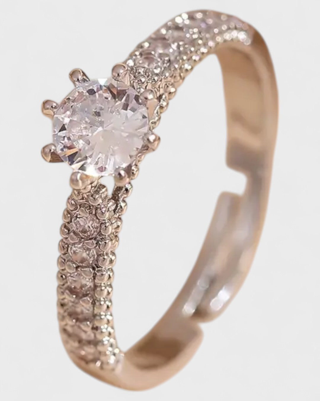 Bague élégante sertie de zircon étincelant