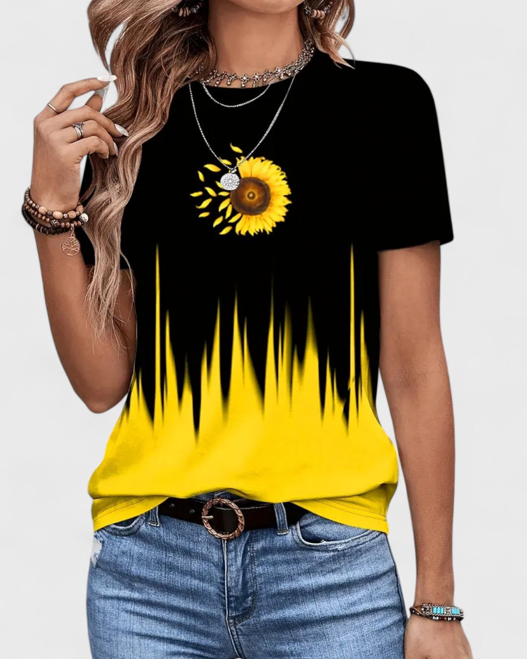 Blouse noire à rayures au décolleté