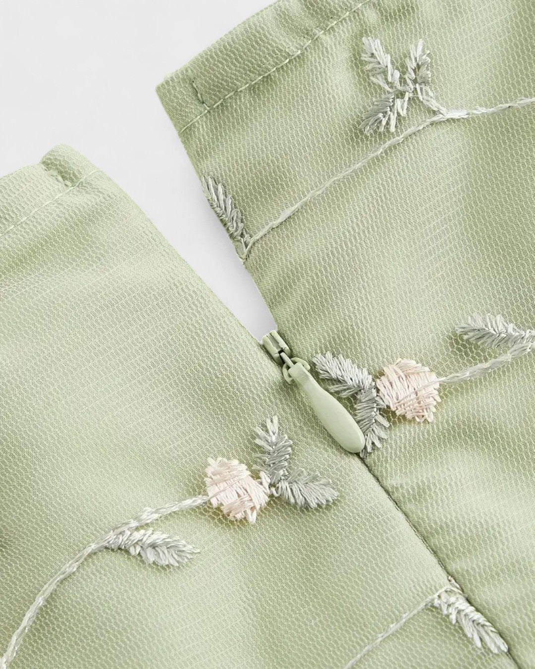 Robe midi vert menthe à broderies florales