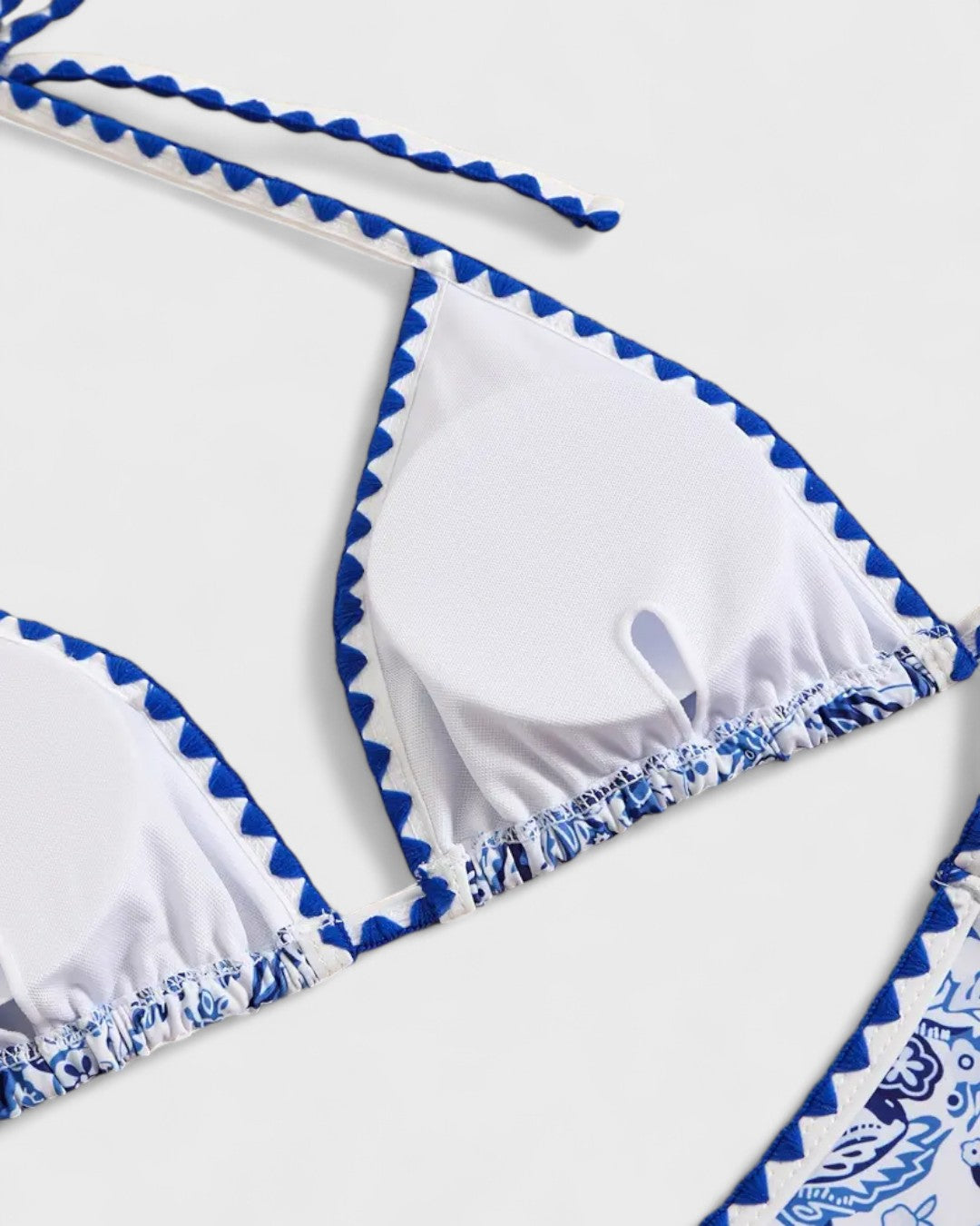 Bikini imprimé bleu et blanc à détails festonnés