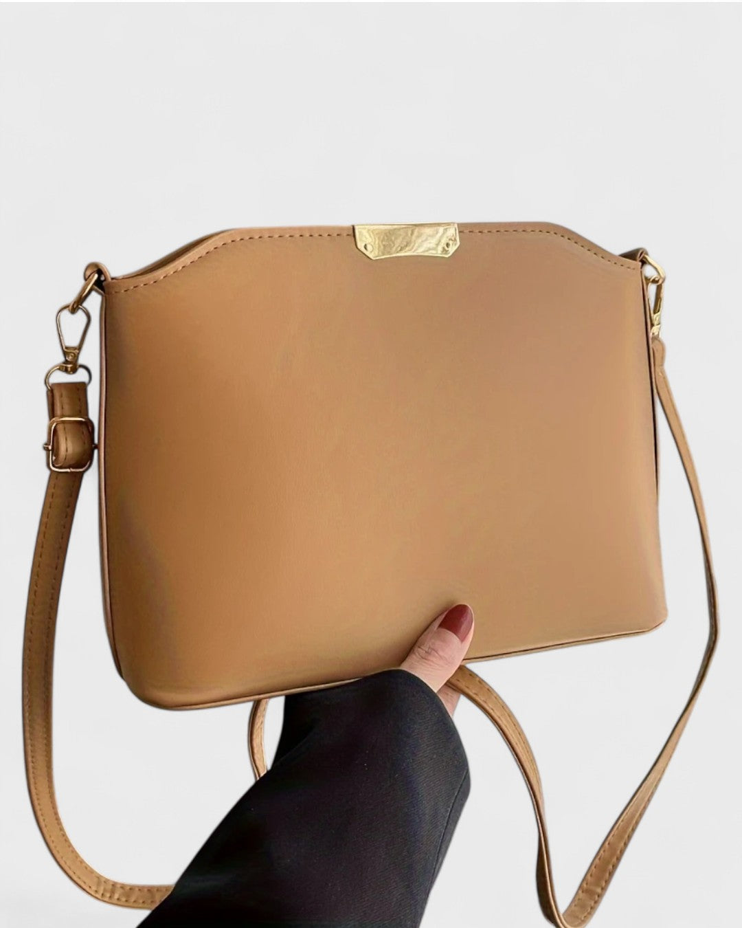 Sac à bandoulière rigide à détail doré