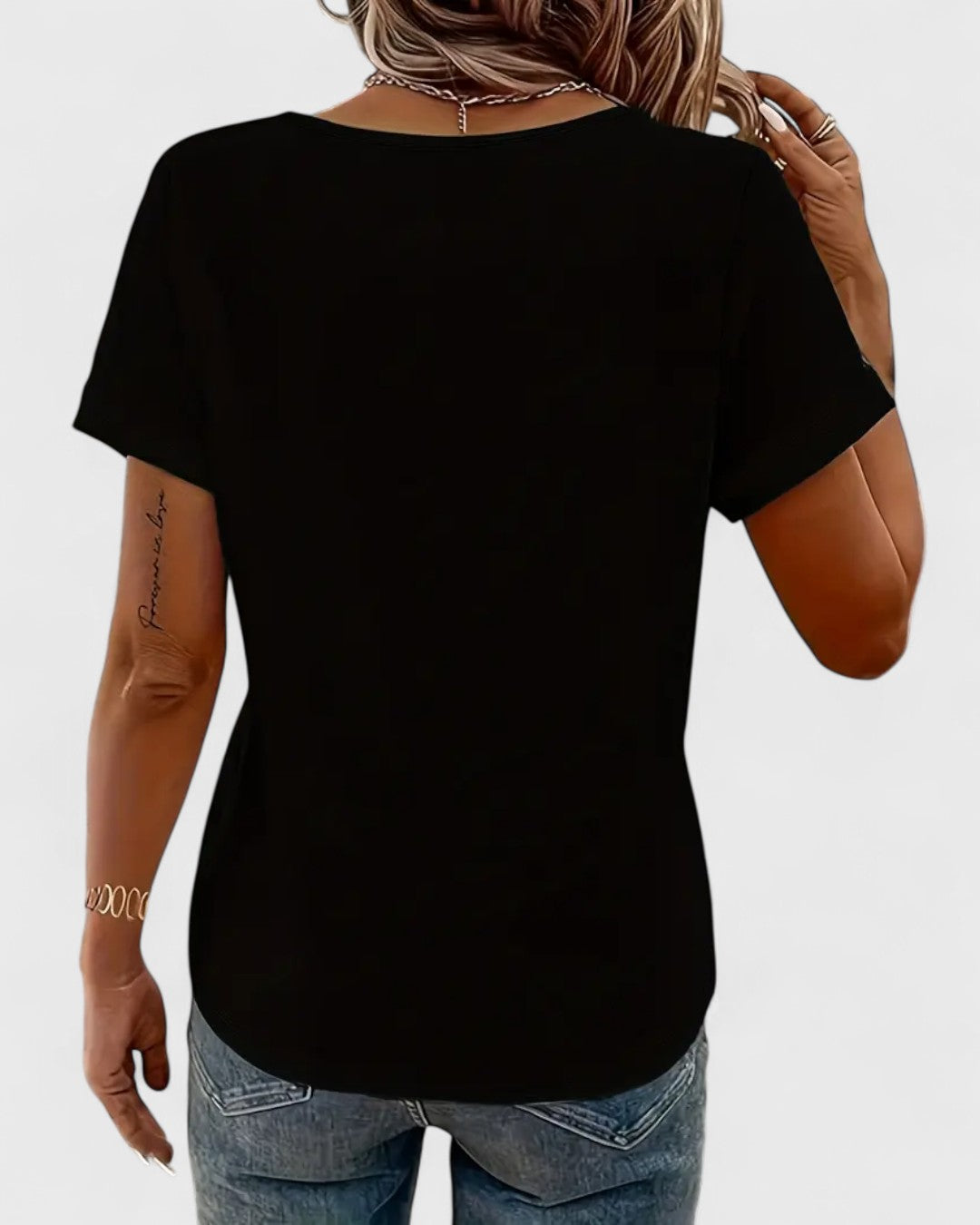 Blouse noire à col en V et rayures