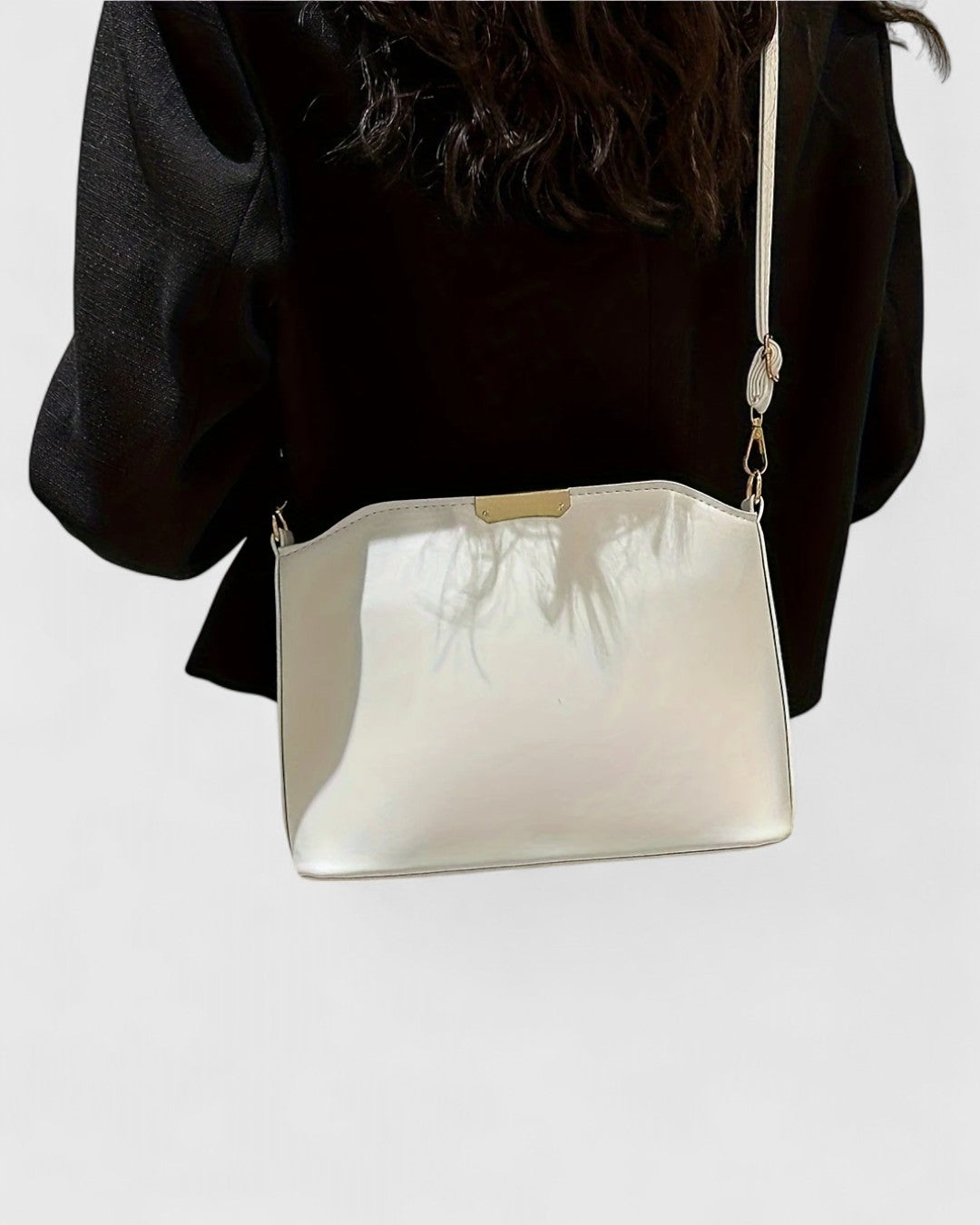 Sac à bandoulière rigide à détail doré