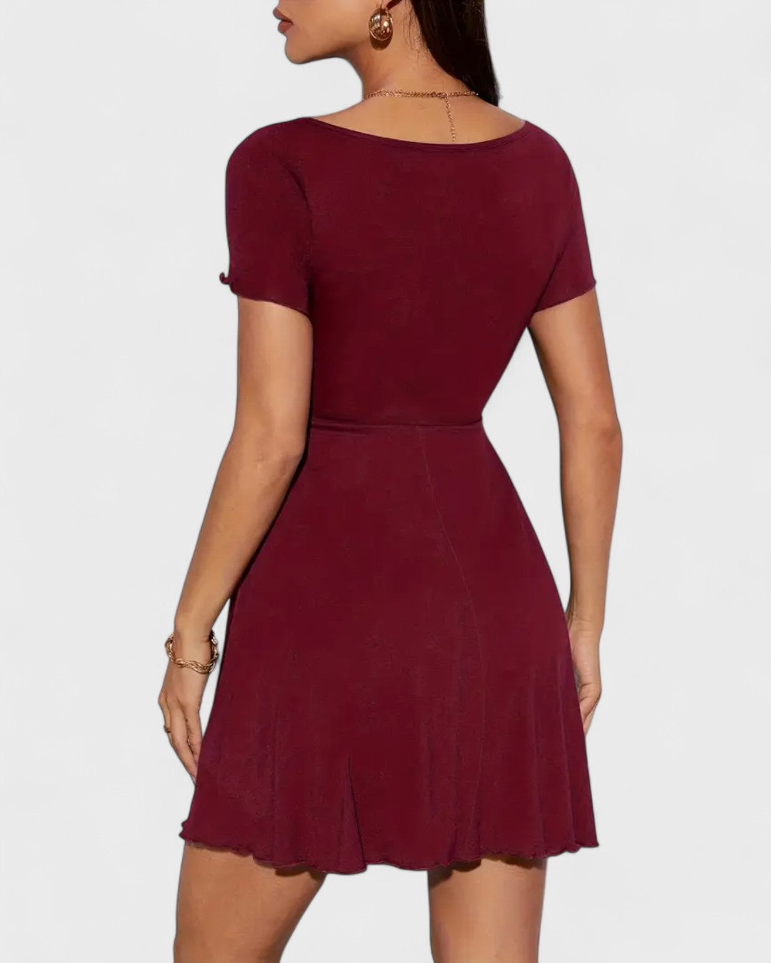 Robe courte froncée à col rond et manches volantées