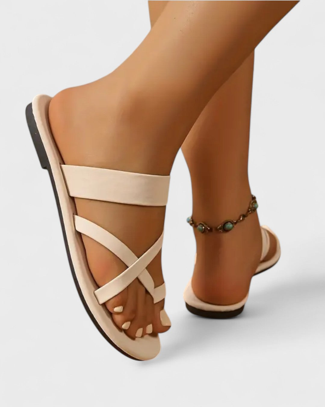 Sandales plates croisées en simili cuir