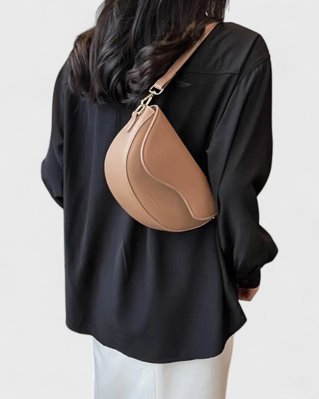 Sac bandoulière demi-lune au charme minimaliste