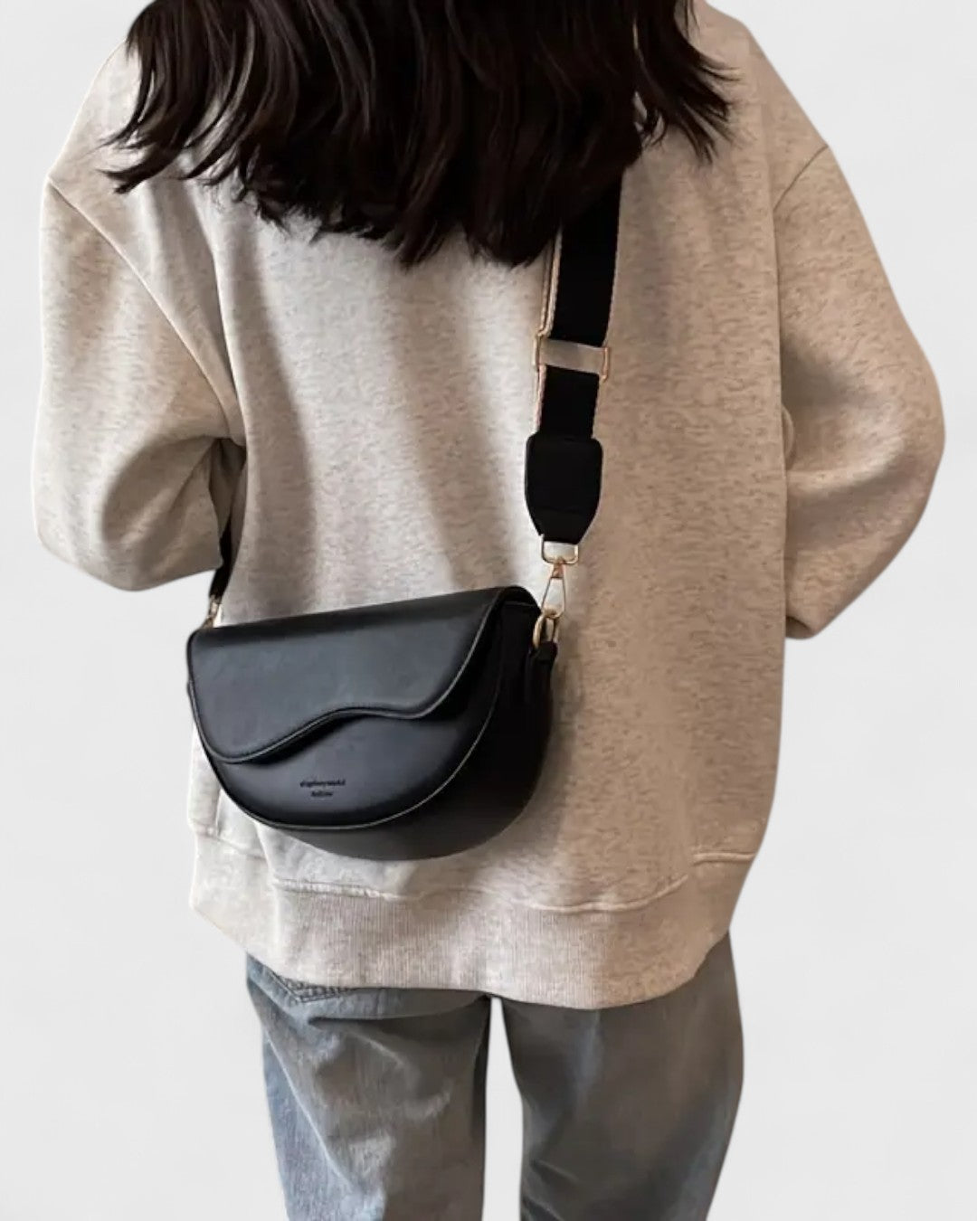 Sac bandoulière demi-lune au charme minimaliste