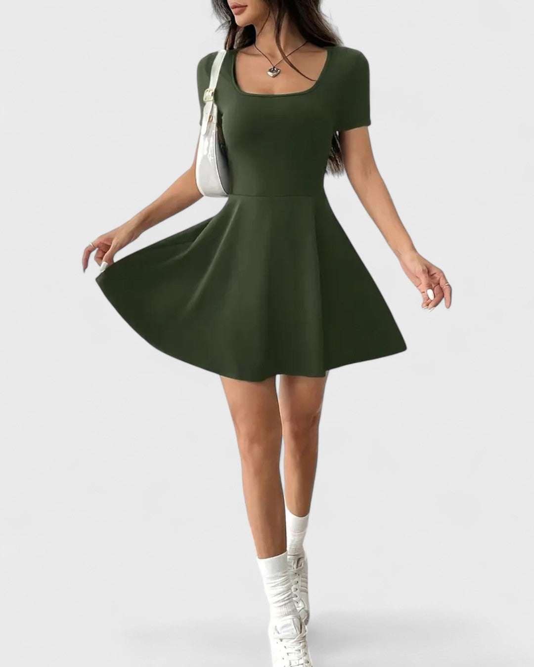 Robe patineuse col carré