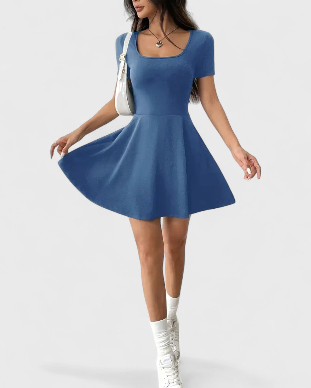 Robe patineuse col carré