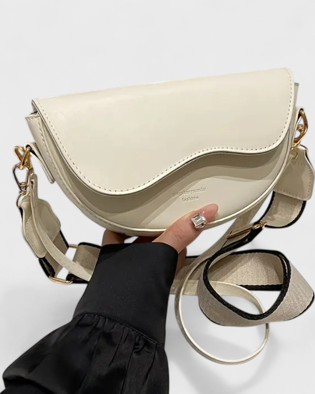 Sac bandoulière demi-lune au charme minimaliste