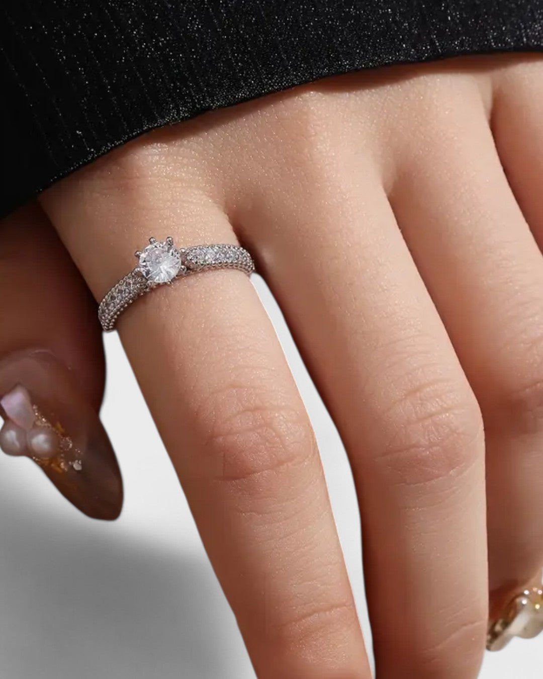 Bague élégante sertie de zircon étincelant