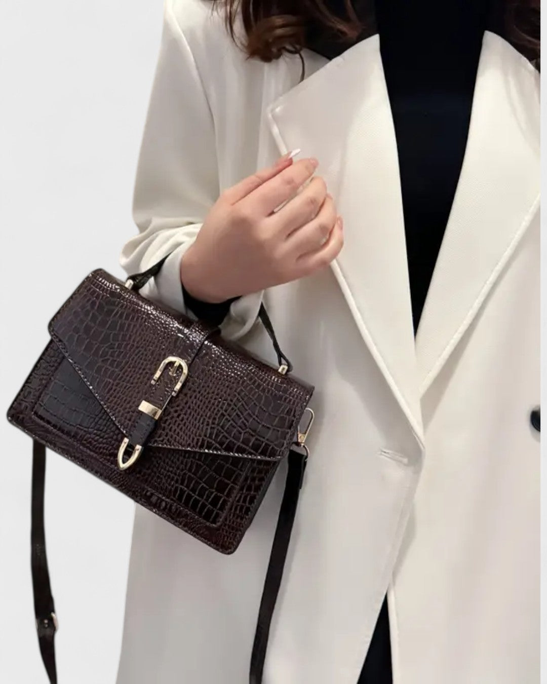 Sac à bandoulière effet crocodile avec boucle métallique