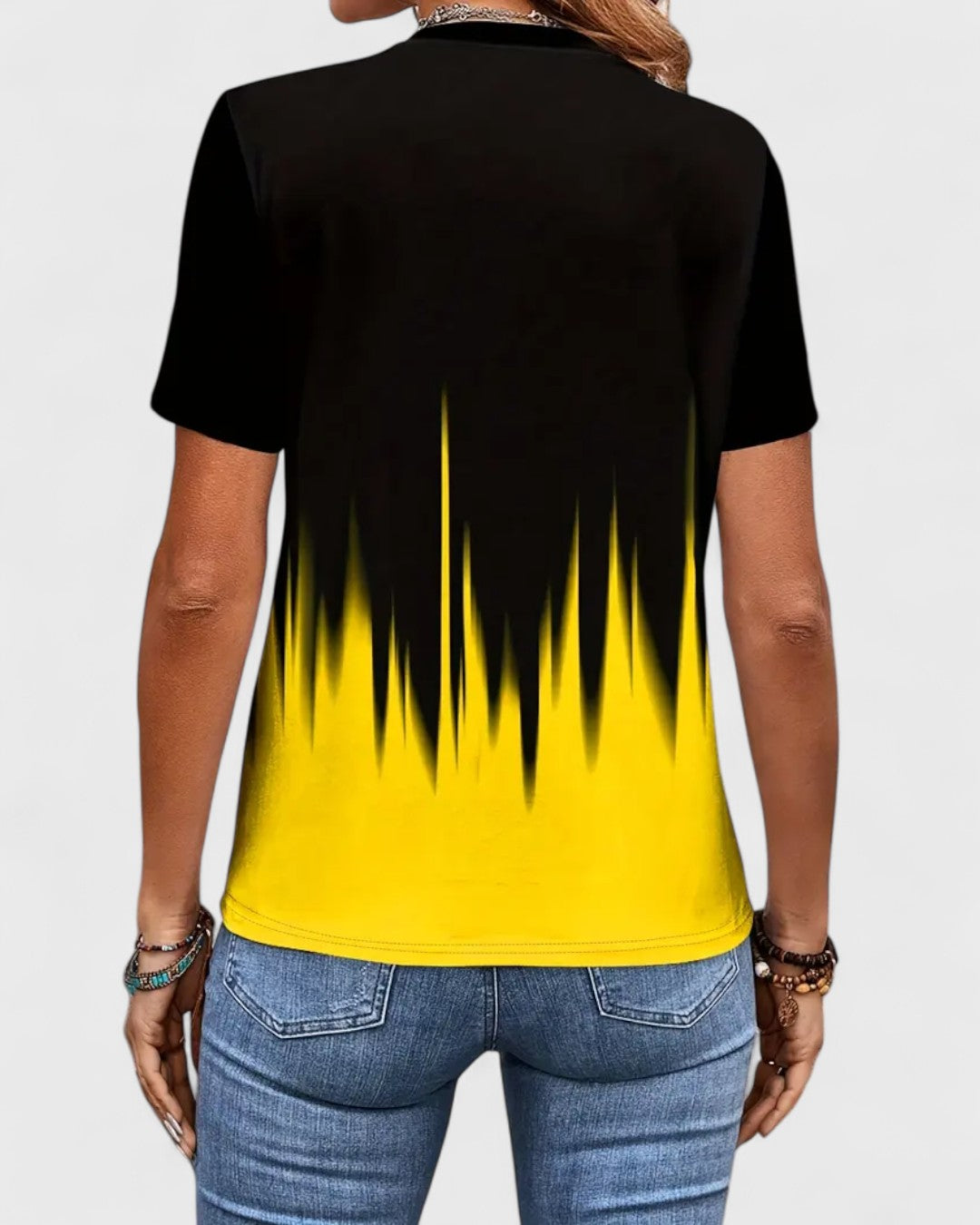 Blouse noire à rayures au décolleté