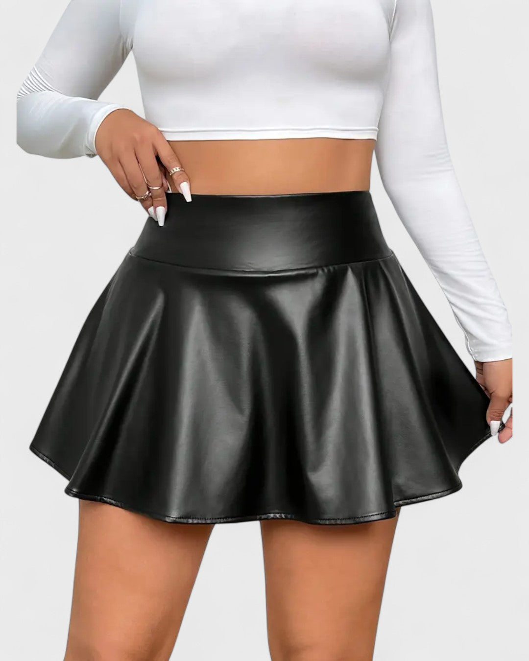 Jupe-short en similicuir avec poches intégrées