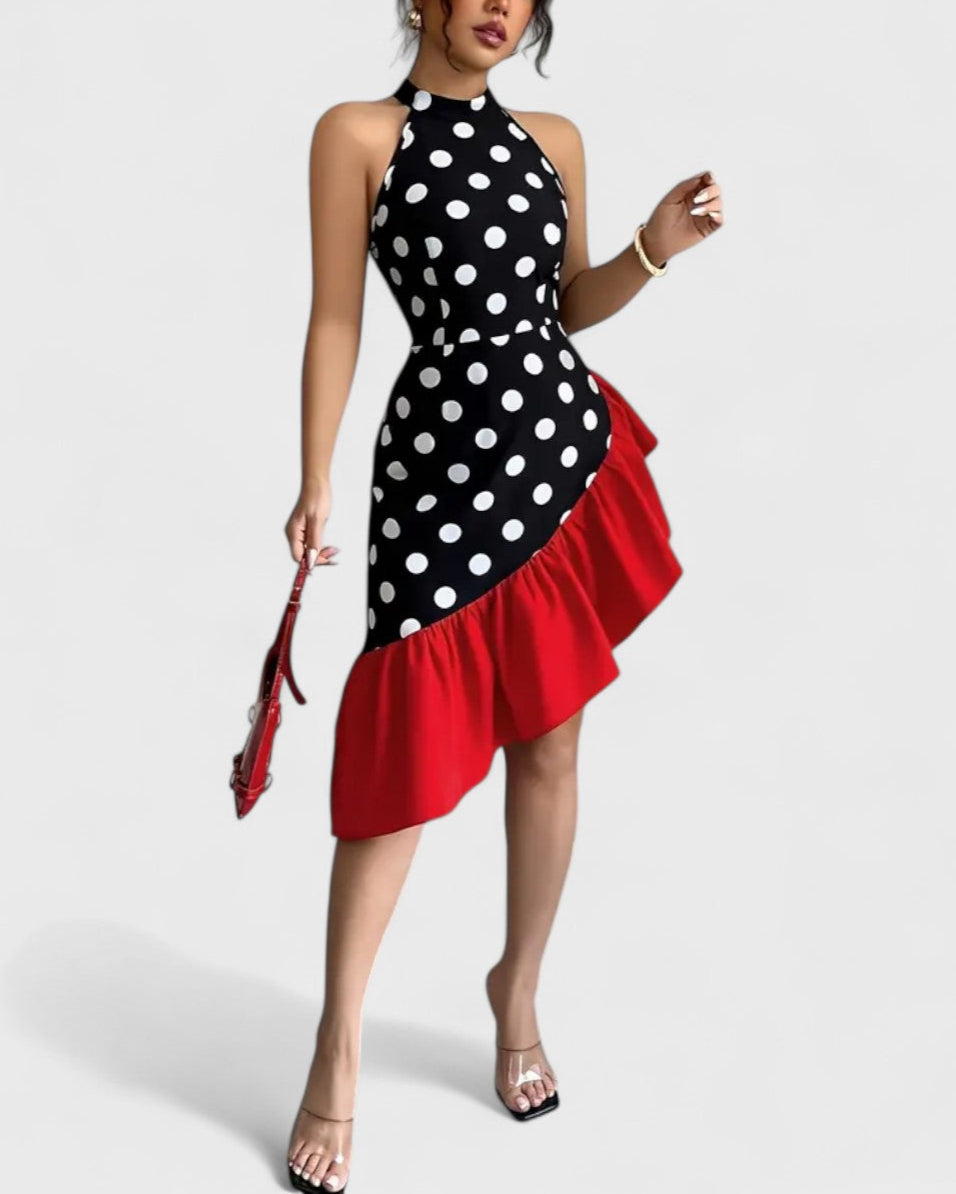 Robe noire à pois blancs et volant rouge asymétrique