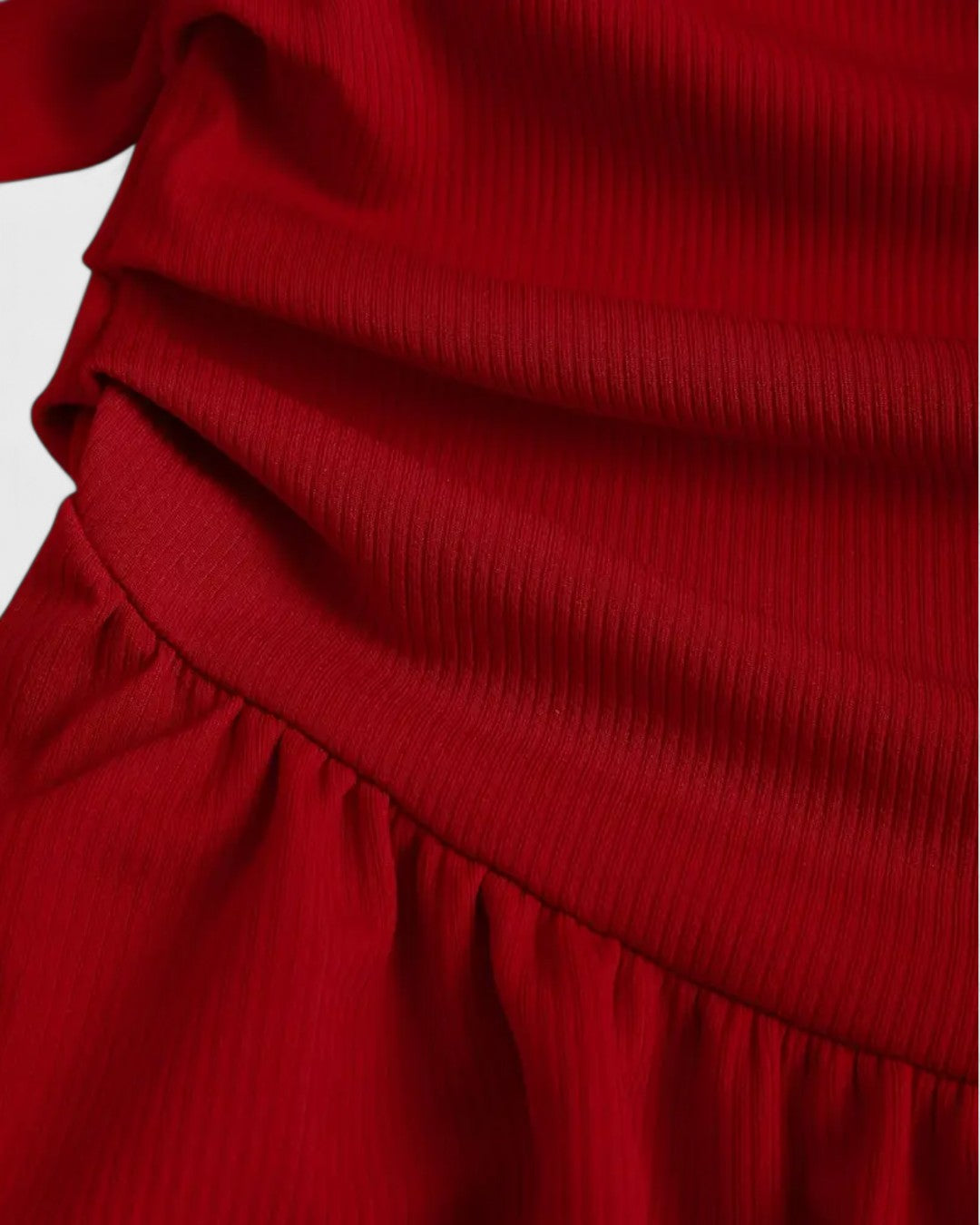 Robe courte asymétrique à nœud et taille froncée