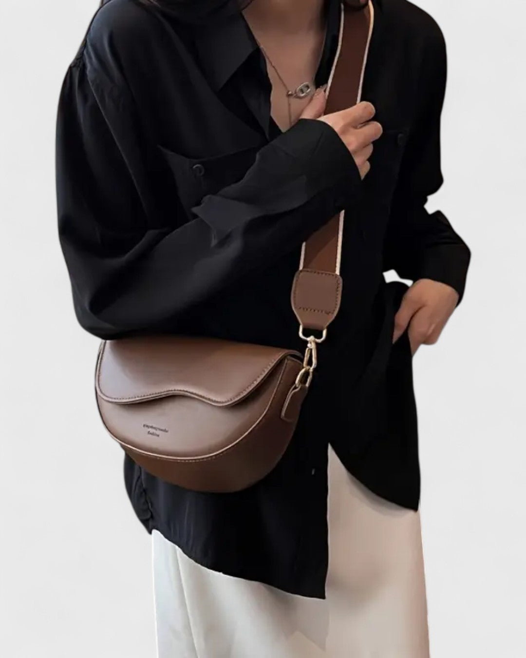 Sac bandoulière demi-lune au charme minimaliste