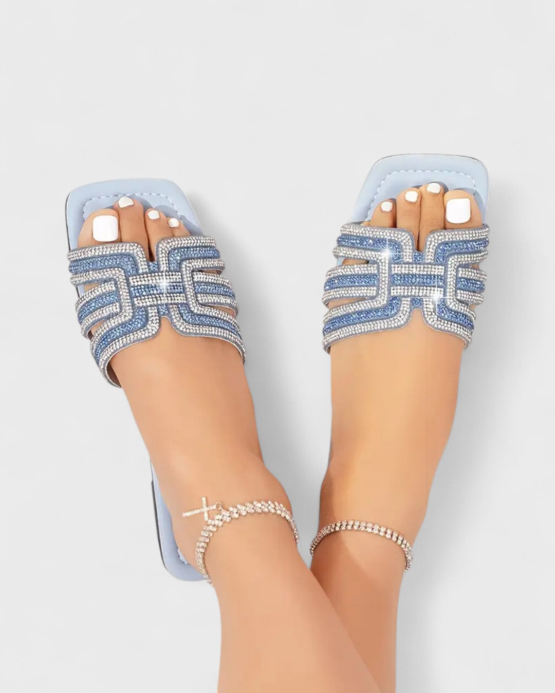 Sandales plates scintillantes à brides entrelacées