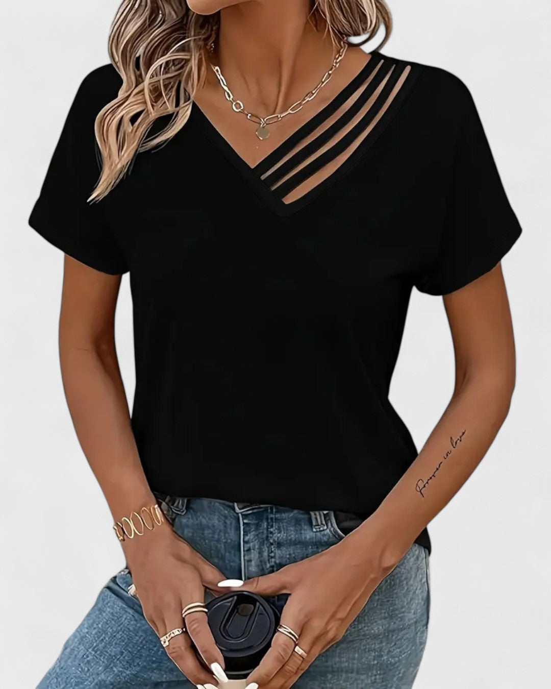 Blouse noire à col en V et rayures